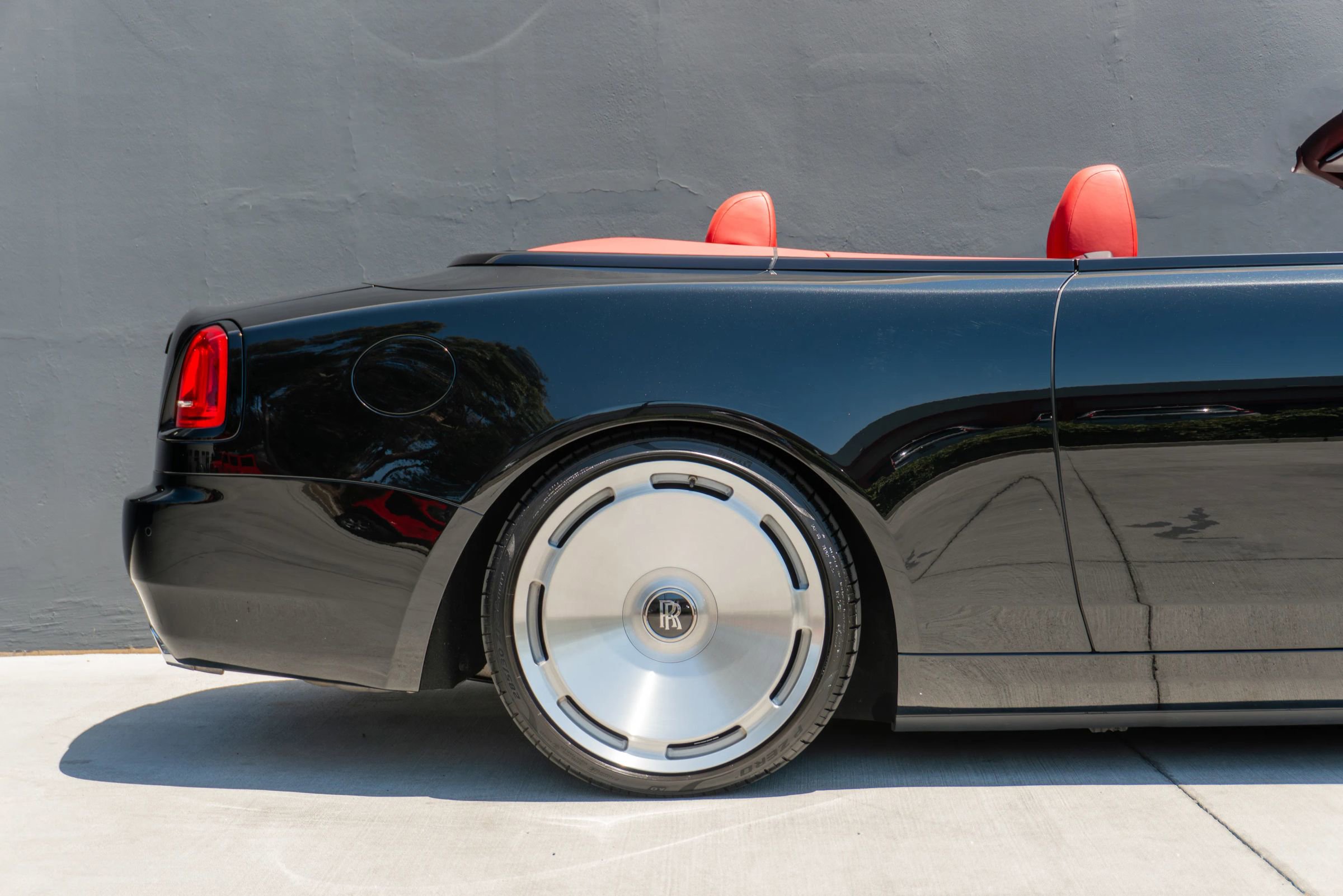 Used 2019 Rolls-Royce Dawn RWD image 41