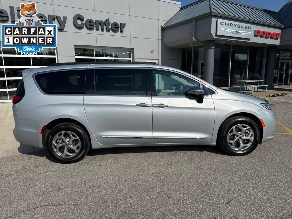 Used 2023 Chrysler Pacifica Limited AWD/4WD image 4