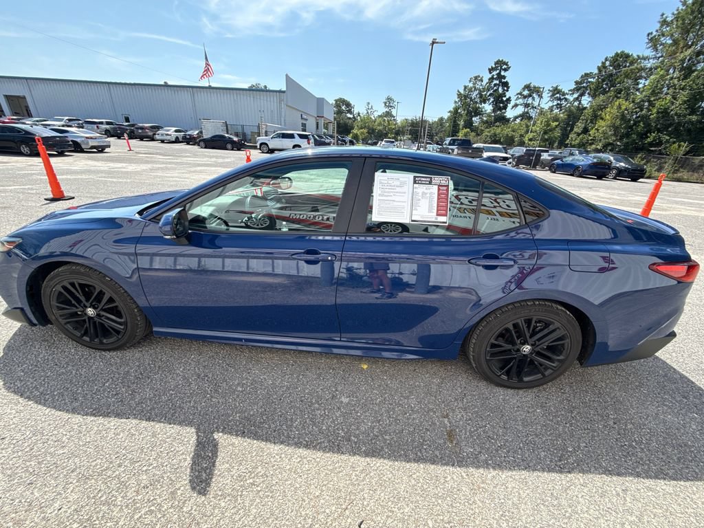 Used 2025 Toyota Camry SE FWD image 5