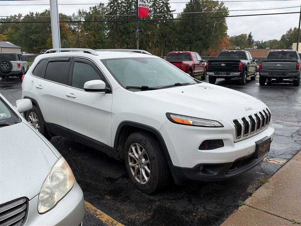 Used 2016 Jeep Cherokee Latitude w/ Cold Weather Group AWD/4WD image 2