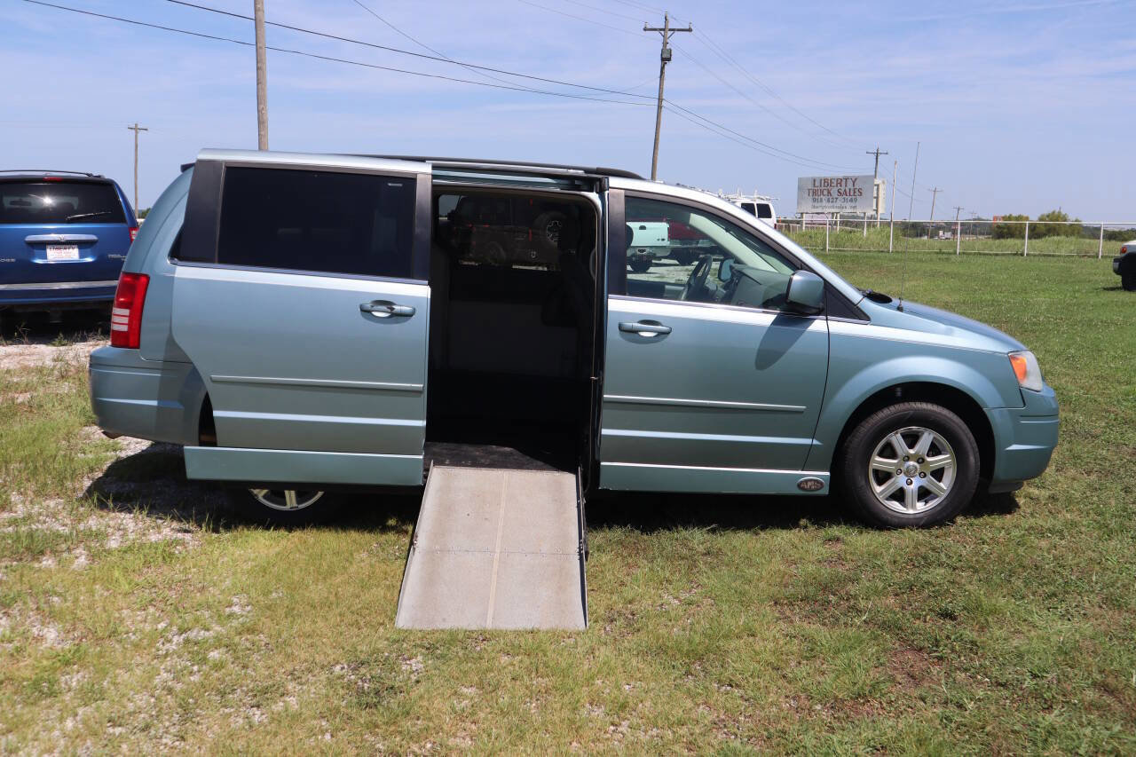 Used 2008 Chrysler Town & Country Touring image 13