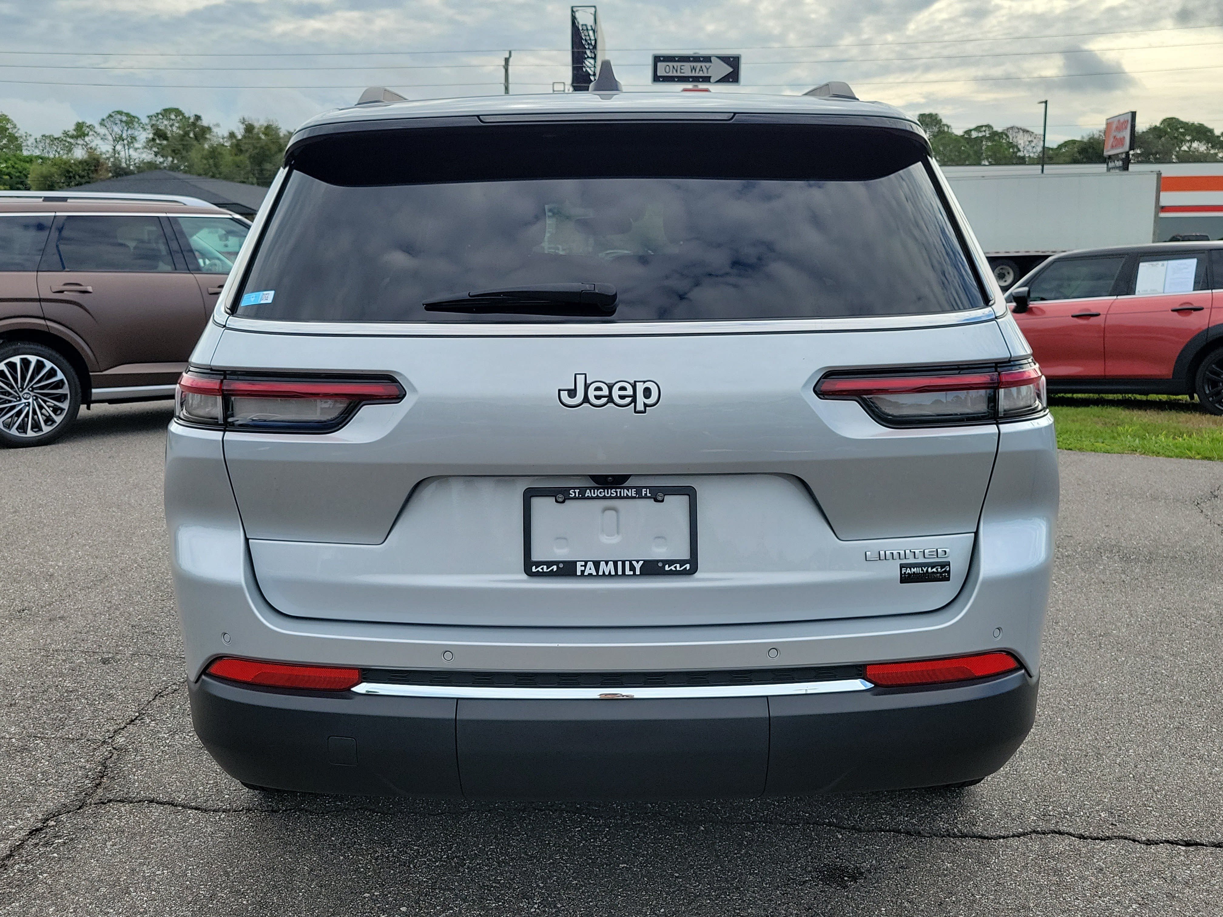 Used 2024 Jeep Grand Cherokee L Limited RWD image 5