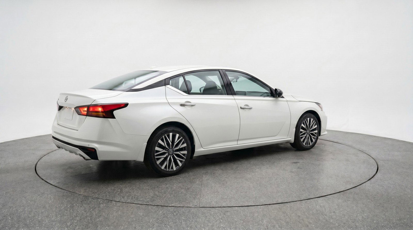 Used 2025 Nissan Altima 2.5 SV FWD image 9