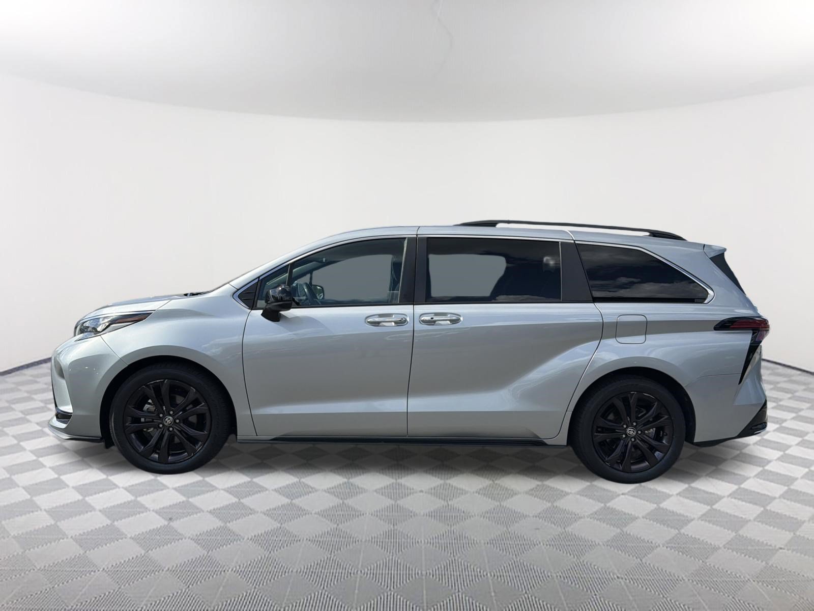 Used 2022 Toyota Sienna XSE FWD image 14