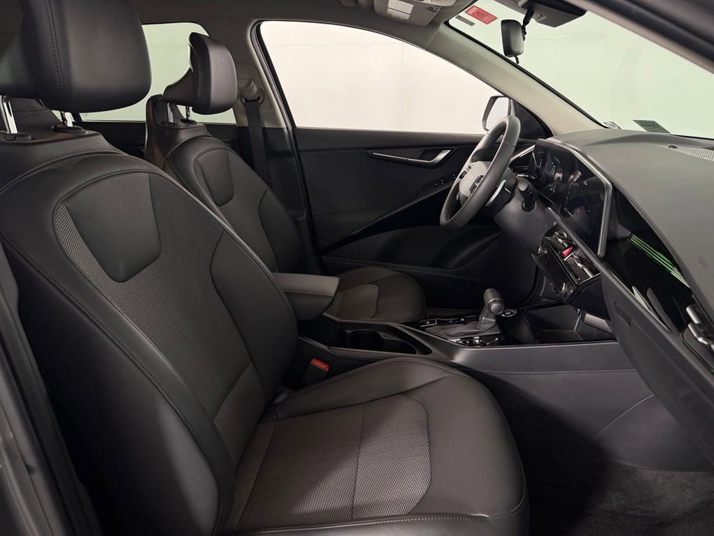 Used 2025 Kia Niro EX image 32
