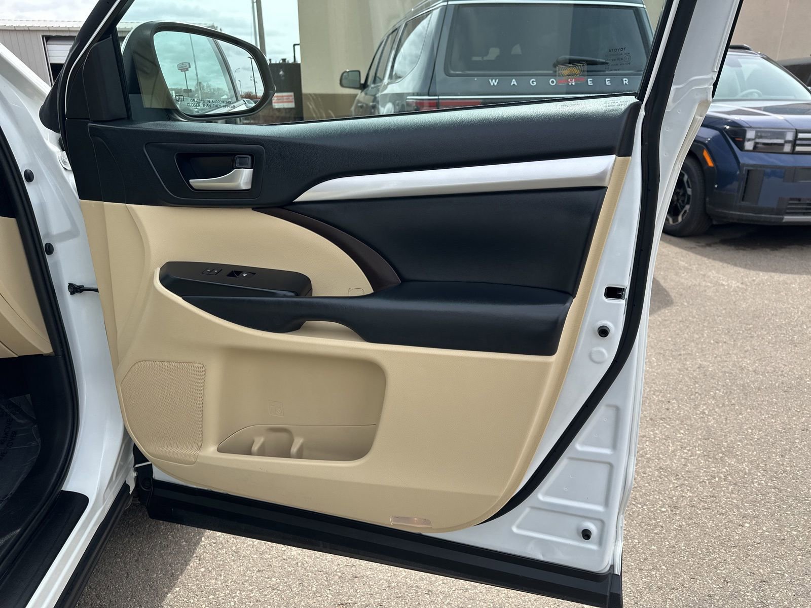 Used 2019 Toyota Highlander XLE AWD/4WD image 42