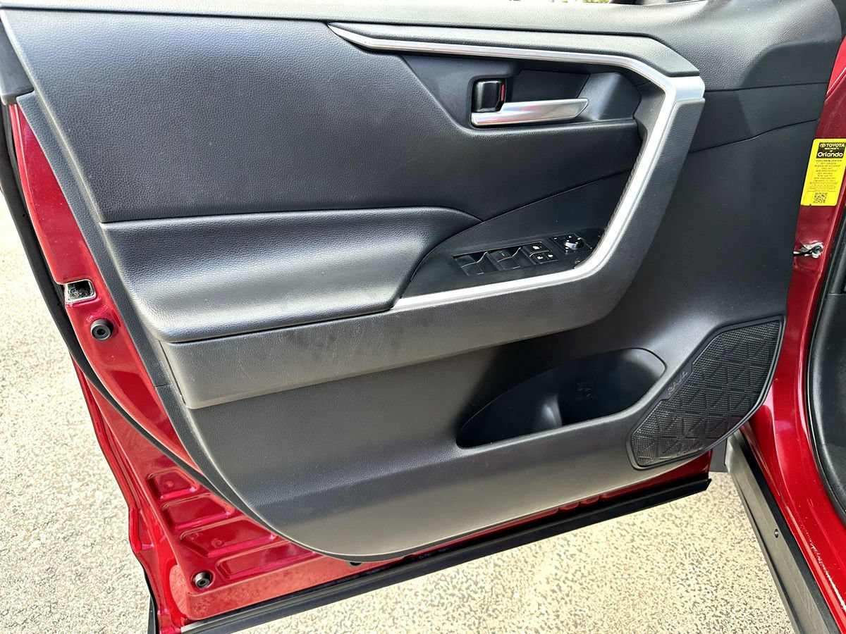 Used 2021 Toyota RAV4 XLE w/ Convenience Package FWD image 29