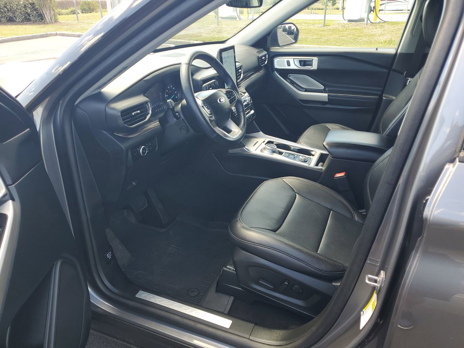Certified 2023 Ford Explorer Limited w/ Limited Technology Package AWD/4WD image 18