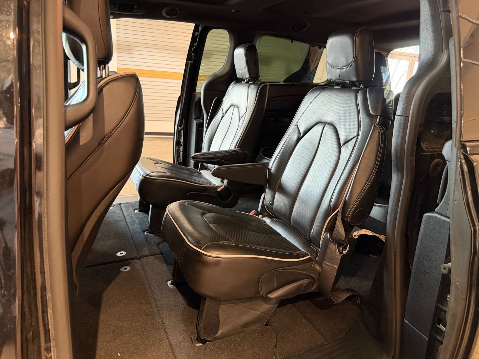 Used 2025 Chrysler Pacifica Limited FWD image 23