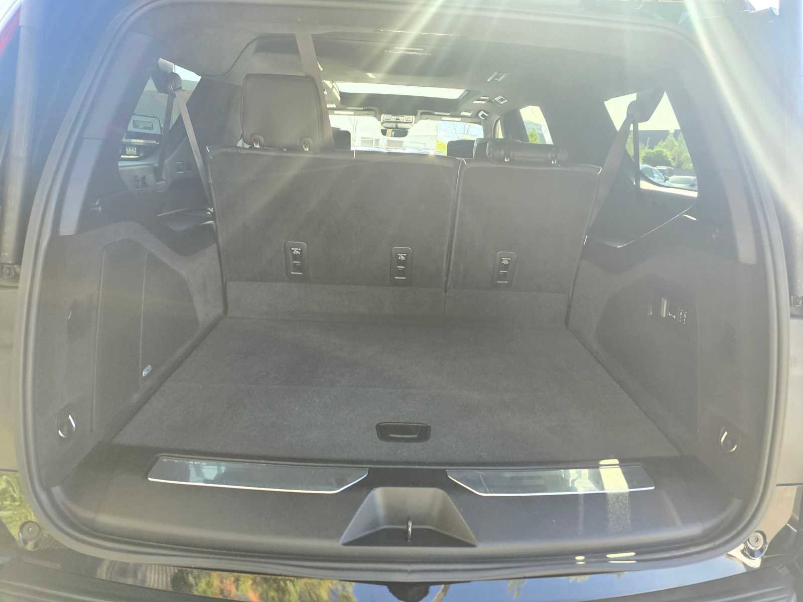 Used 2024 Cadillac Escalade ESV Premium Luxury Platinum image 18