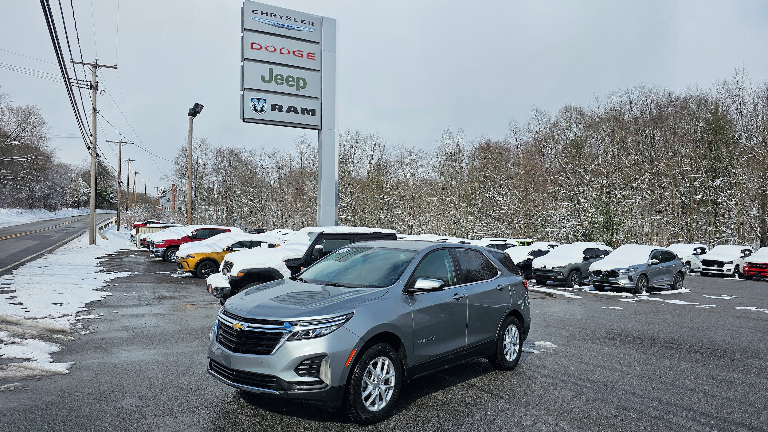 Used 2023 Chevrolet Equinox LT w/ Driver Convenience Package image 1