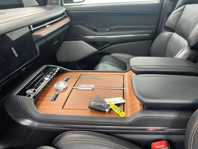 Certified 2025 Lincoln Navigator Black Label AWD/4WD image 18