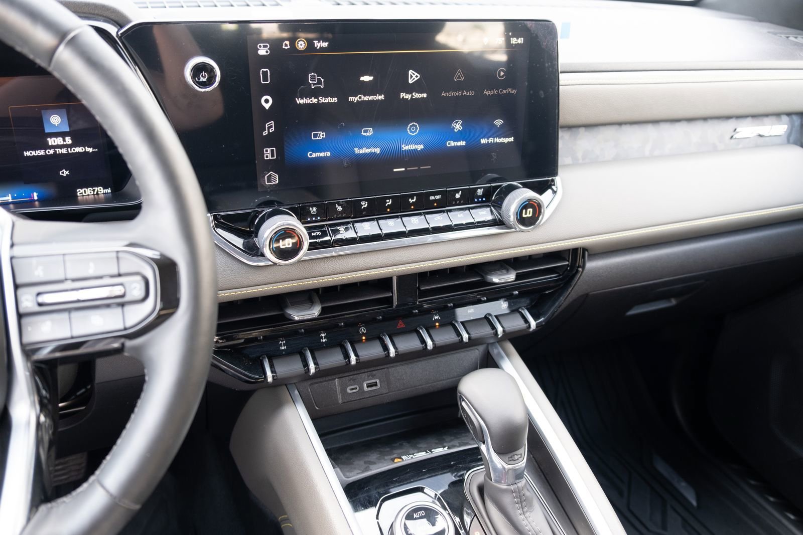 Used 2026 Chevrolet Colorado ZR2 w/ Technology Package AWD/4WD image 3