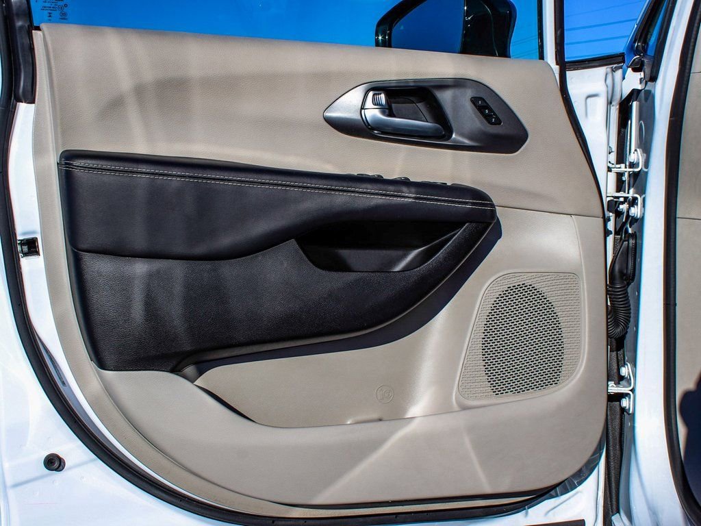 Used 2024 Chrysler Pacifica Touring-L image 8