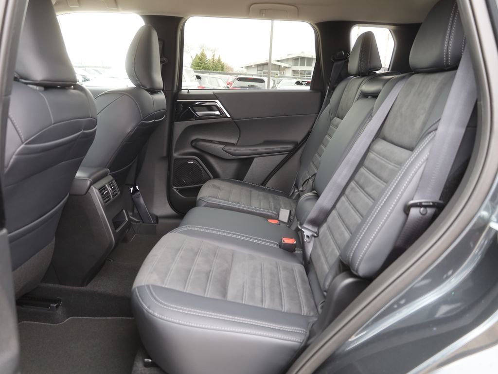 New 2025 Mitsubishi Outlander SE image 29