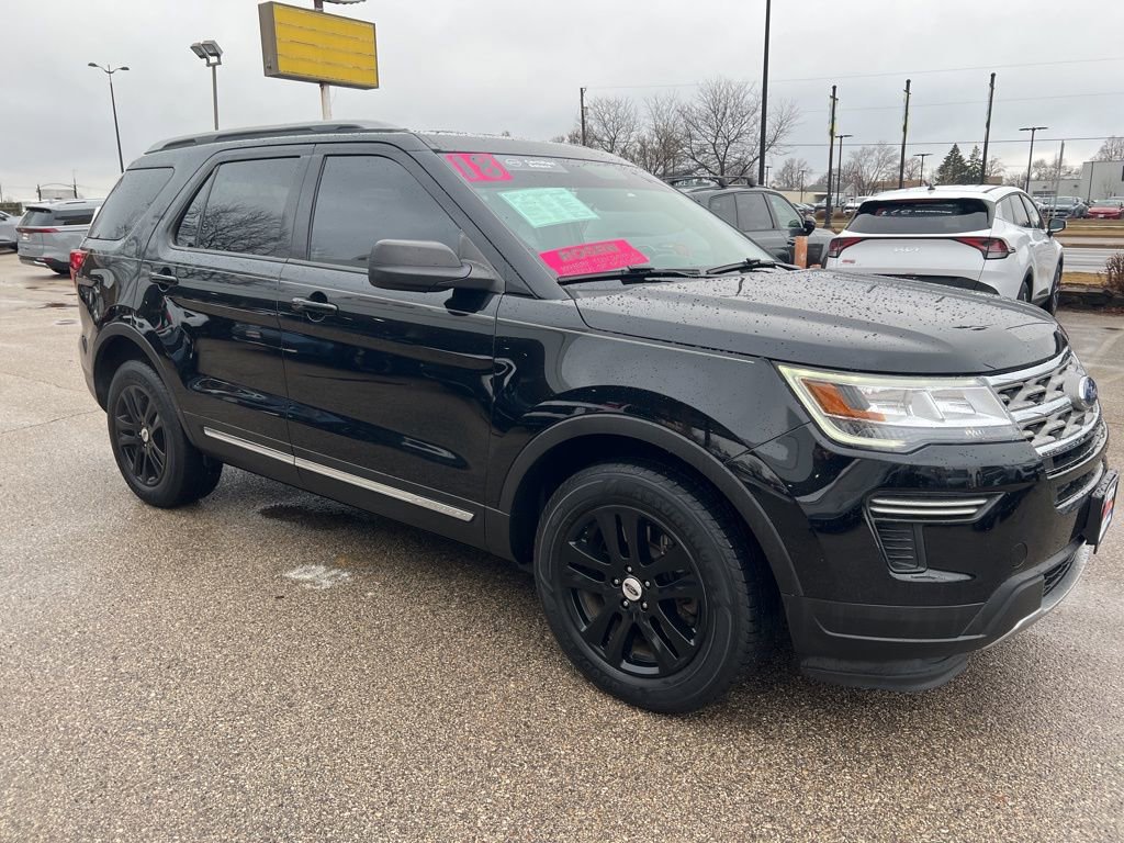 Used 2018 Ford Explorer XLT image 3