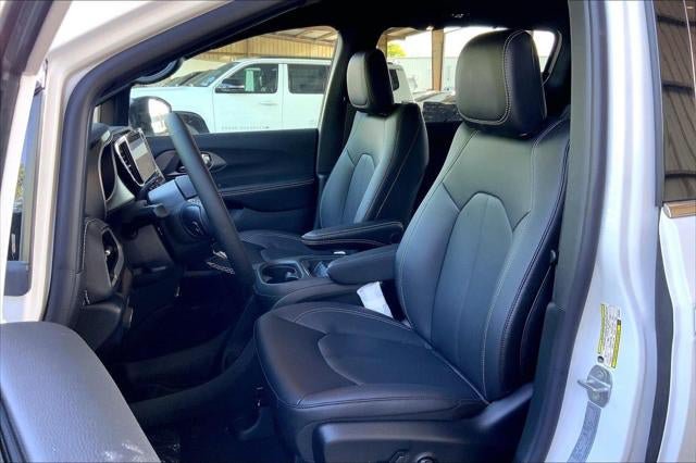 New 2027 Chrysler Pacifica Select w/ Family Tech Group AWD/4WD image 38