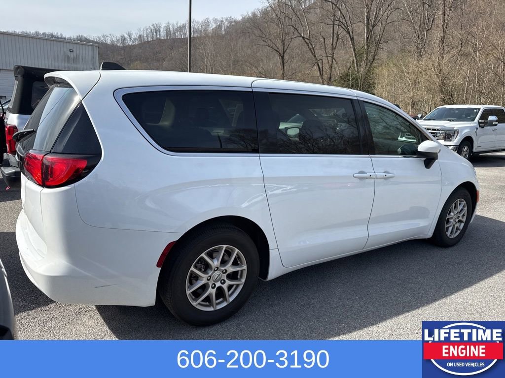 Used 2023 Chrysler Voyager LX FWD image 9