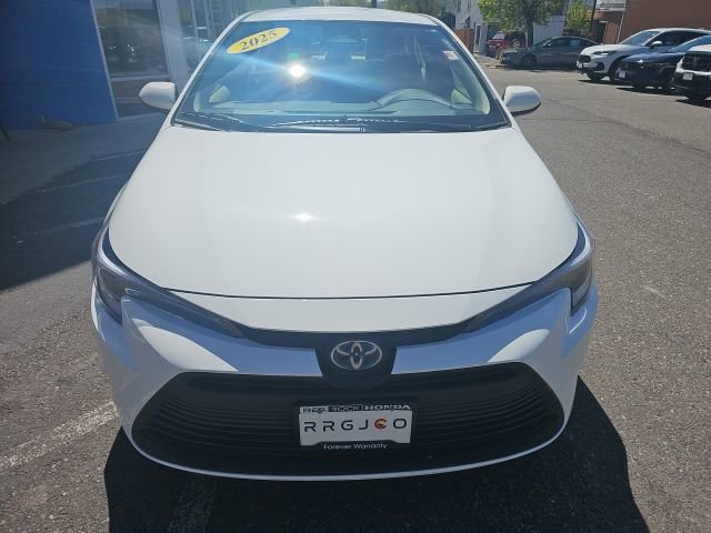 Used 2025 Toyota Corolla LE image 3