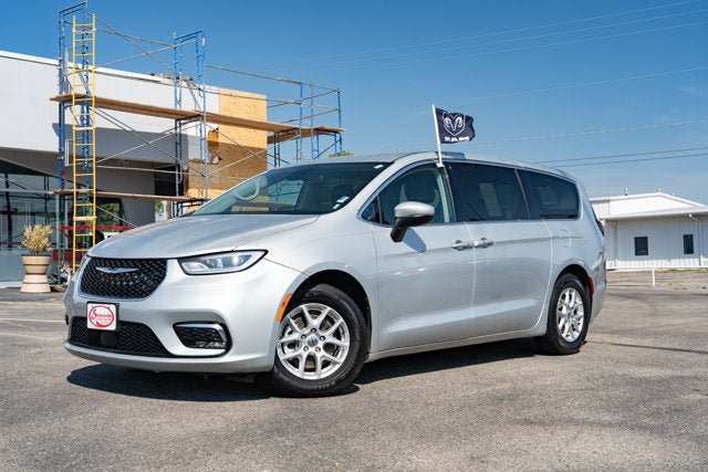 Used 2023 Chrysler Pacifica Touring-L FWD image 1
