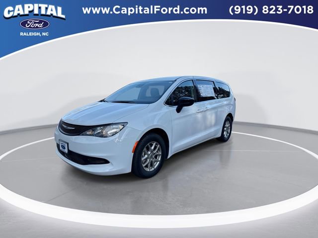 Used 2024 Chrysler Voyager LX image 4