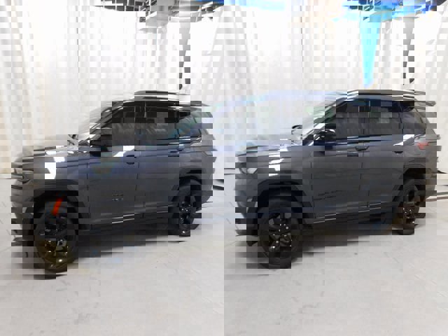 Used 2022 Jeep Grand Cherokee L Laredo image 2