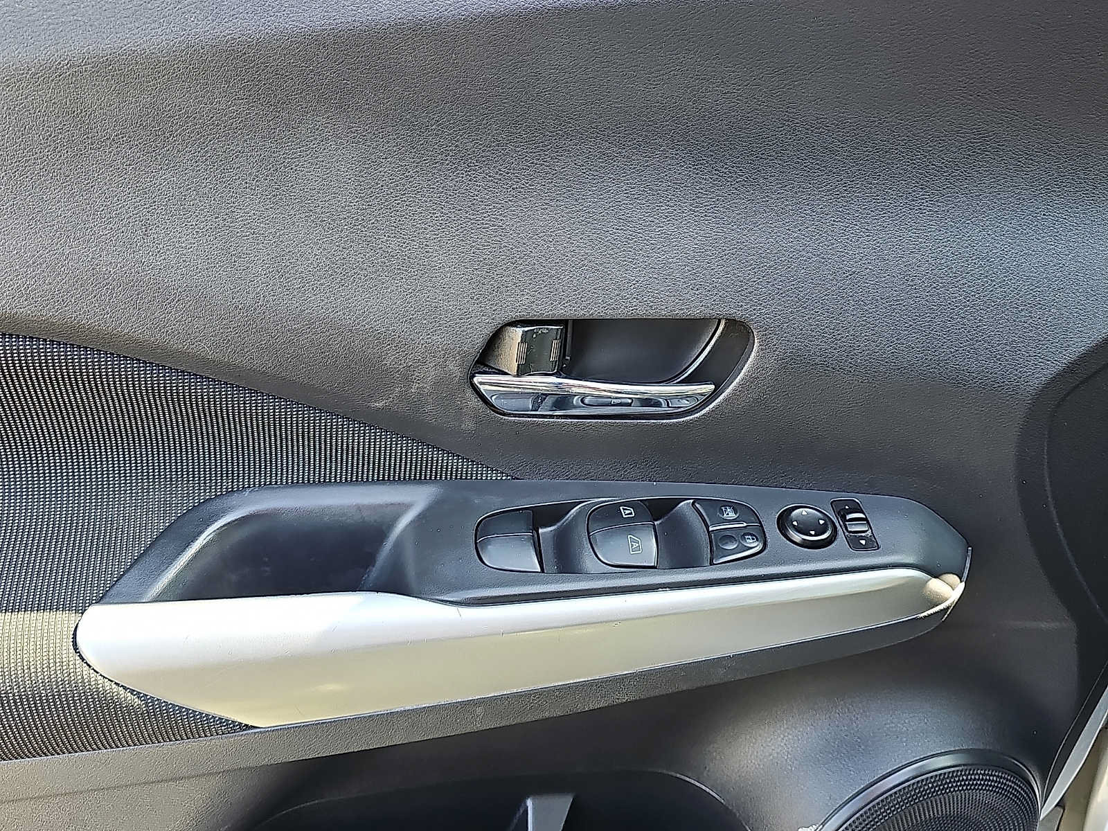 Used 2019 Nissan Kicks SV FWD image 12