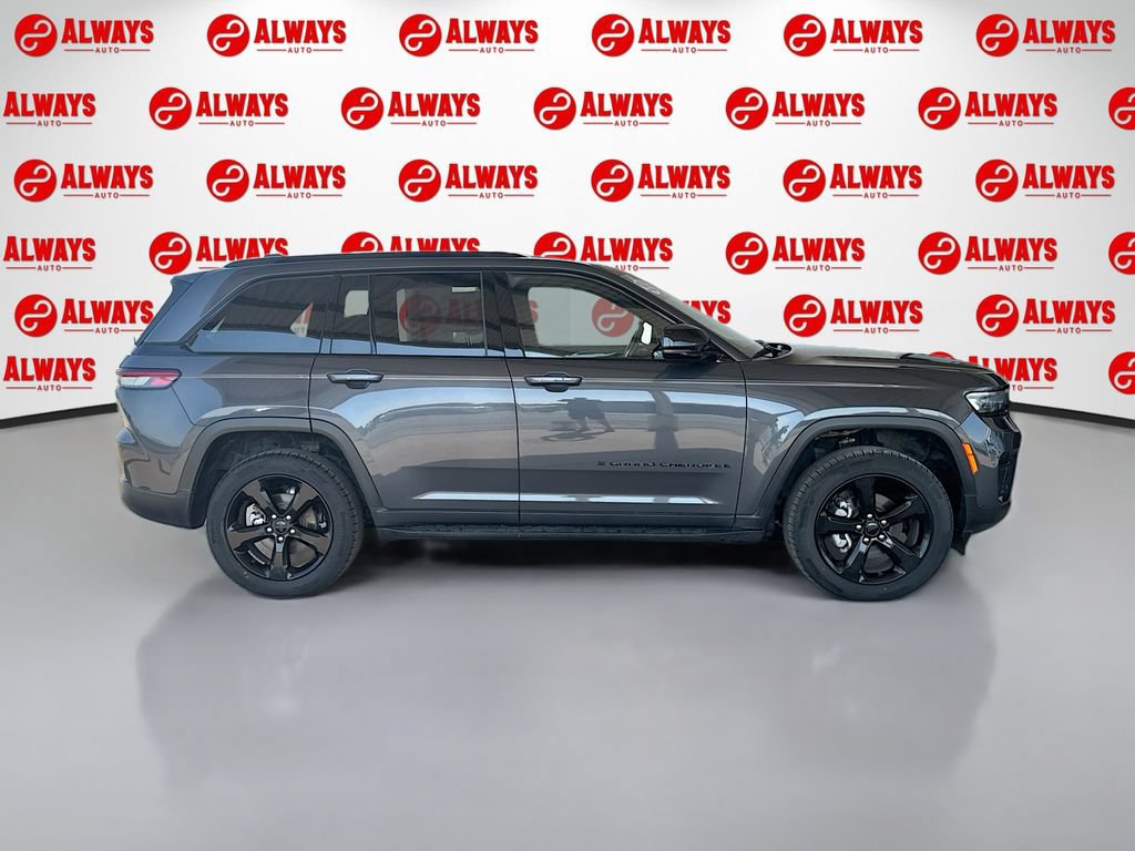 Used 2022 Jeep Grand Cherokee Altitude AWD/4WD image 4