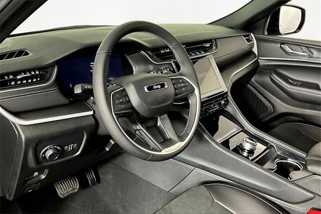 New 2025 Jeep Grand Cherokee Altitude image 8