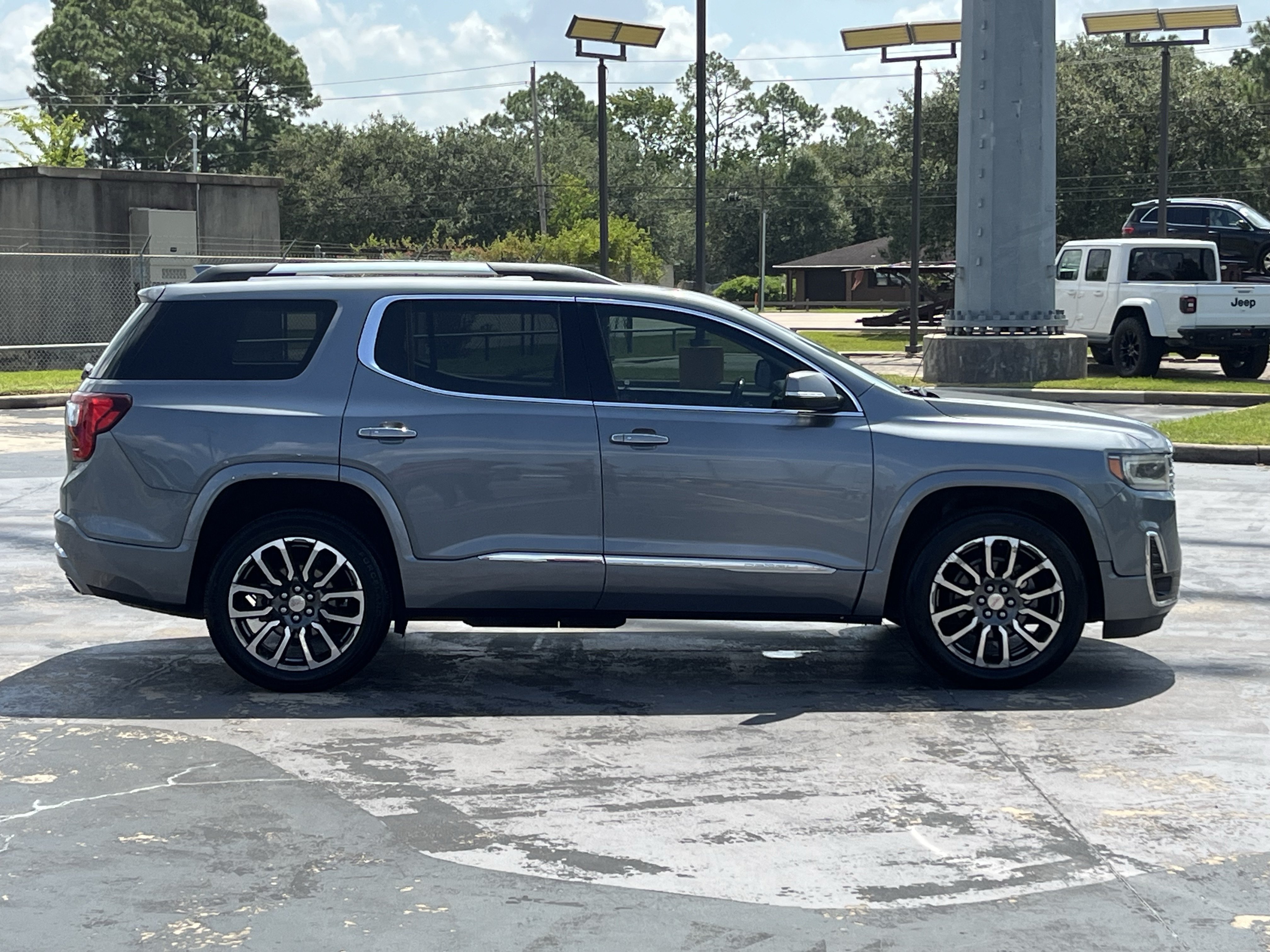 Used 2020 GMC Acadia Denali w/ Technology Package FWD image 13