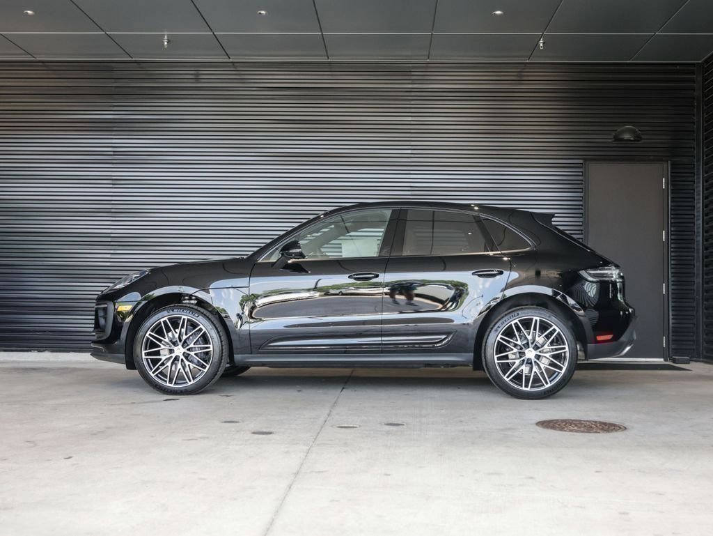 Certified 2025 Porsche Macan image 2