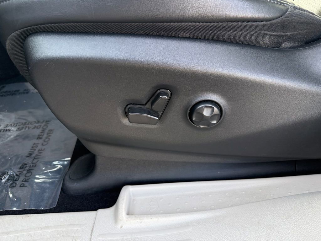 Used 2023 Chrysler Pacifica Touring-L image 6