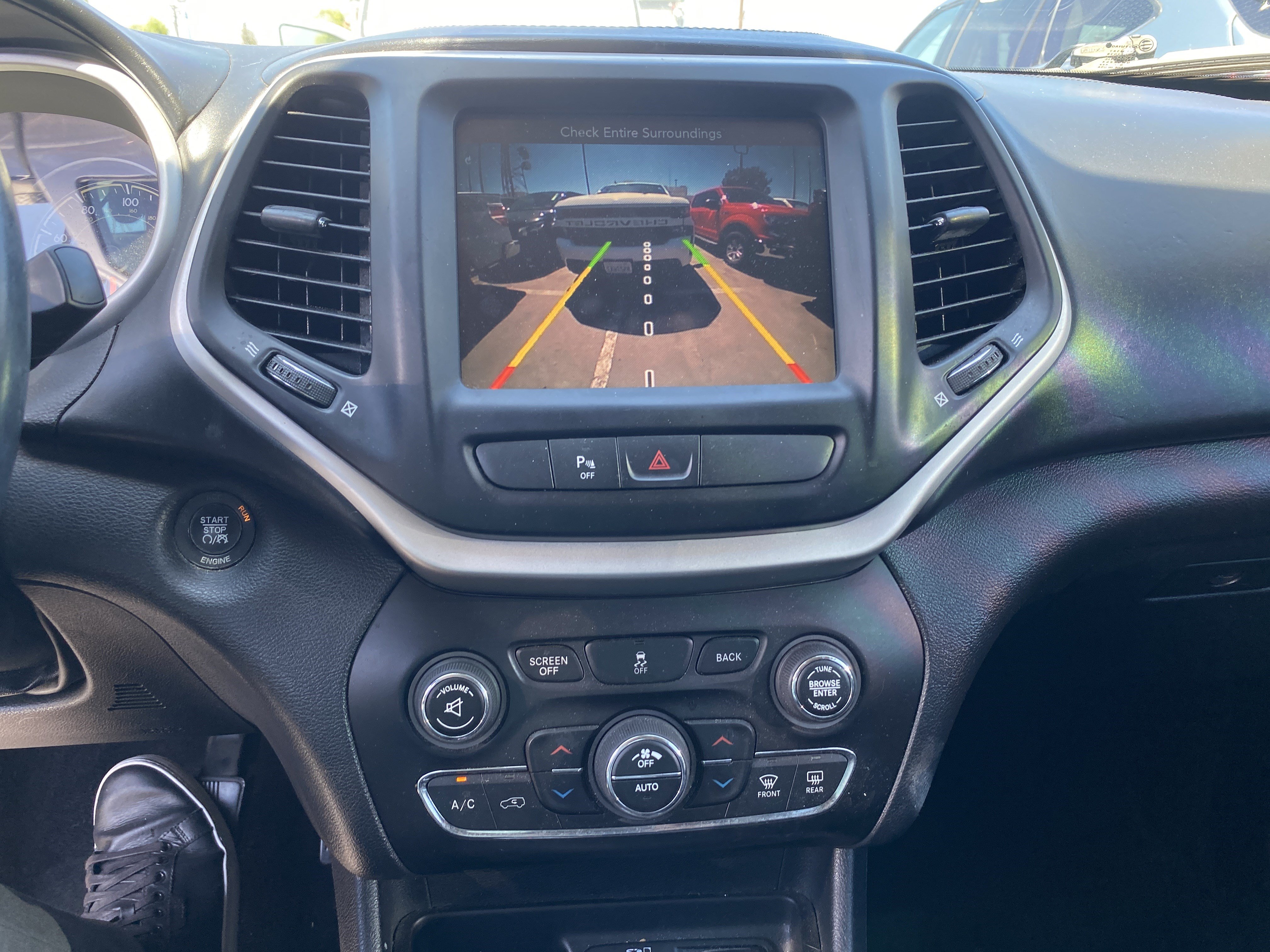 Used 2016 Jeep Cherokee Overland FWD image 12