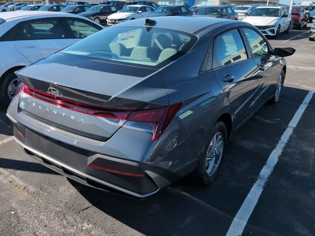 New 2026 Hyundai Elantra SE FWD image 14