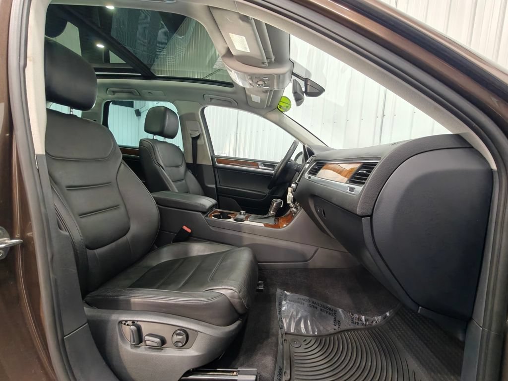 Used 2012 Volkswagen Touareg TDI AWD/4WD image 21