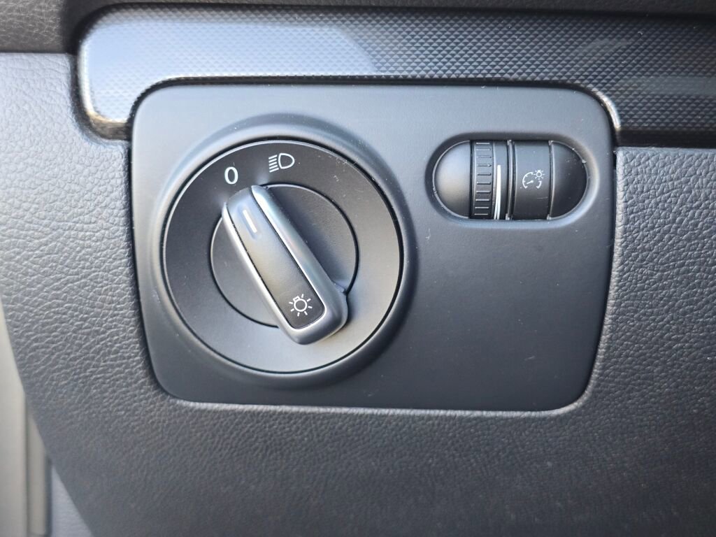 Used 2011 Volkswagen Jetta SE w/ Wheel & Sunroof Pkg image 24