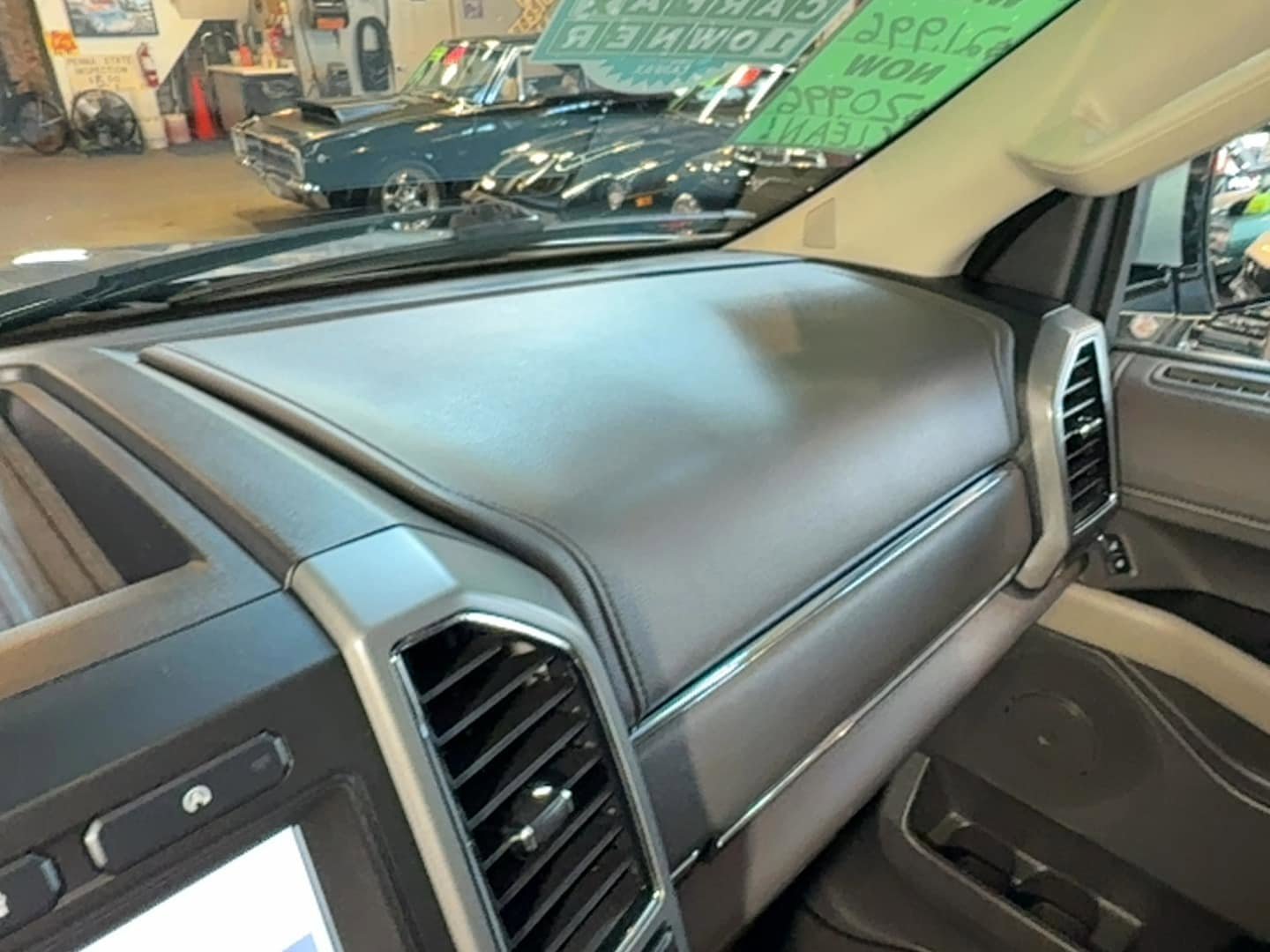 Used 2020 Ford Expedition XLT w/ Equipment Group 202A AWD/4WD image 39