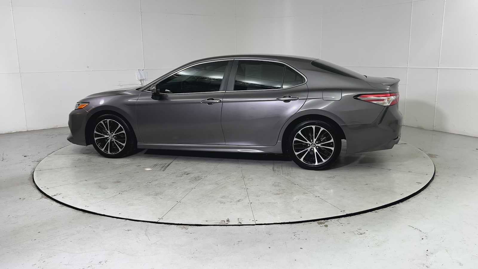 Used 2018 Toyota Camry SE image 5