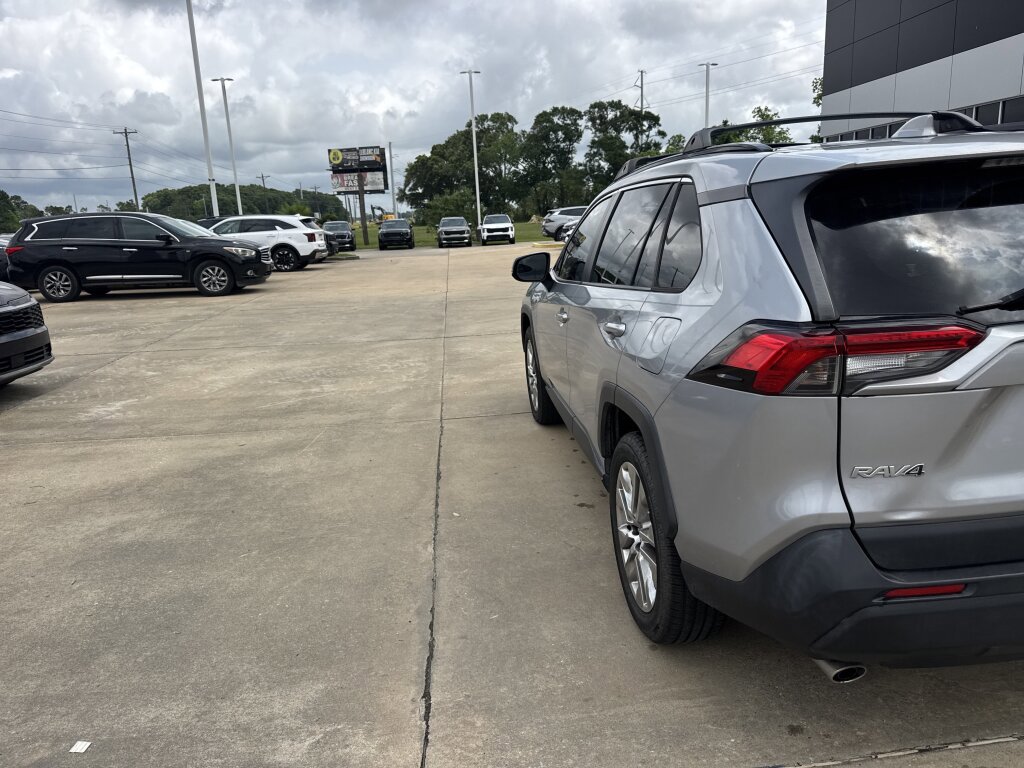 Used 2019 Toyota RAV4 XLE Premium FWD image 13