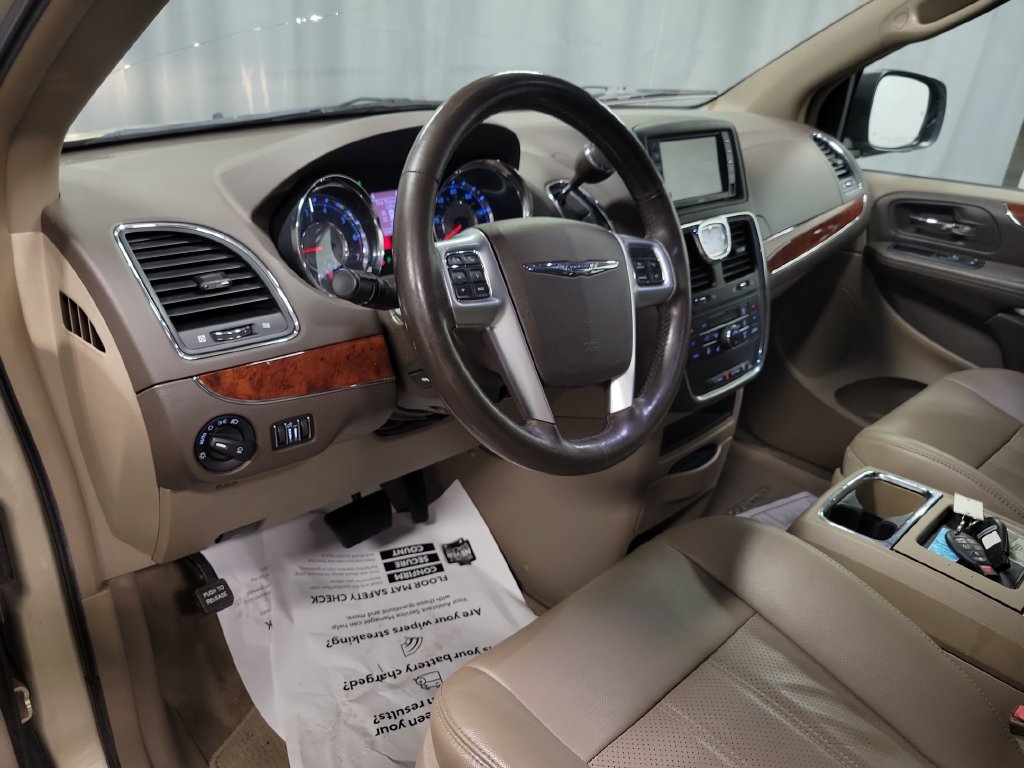 Used 2012 Chrysler Town & Country Touring-L w/ Driver Convenience Group FWD image 17