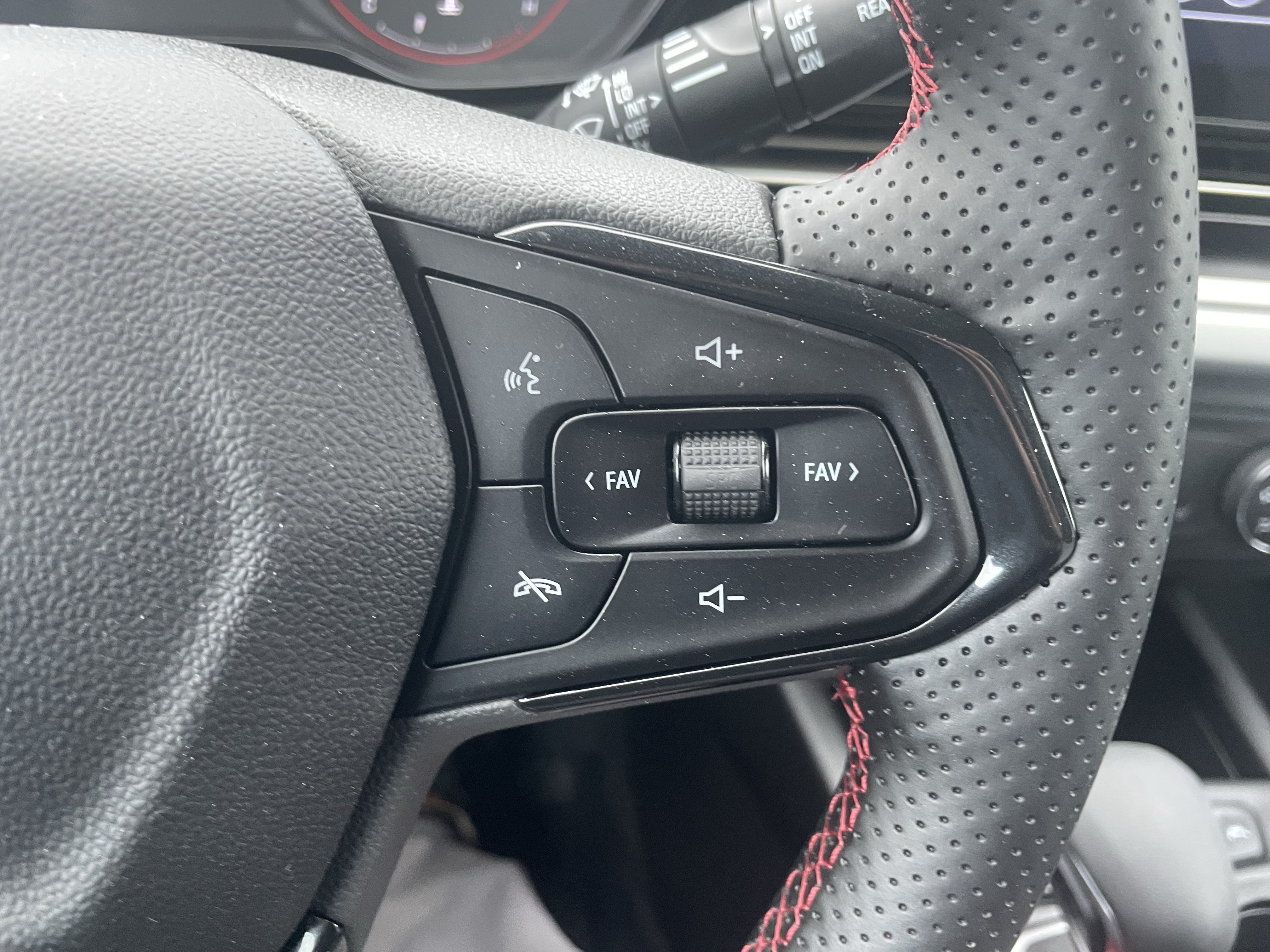 Used 2026 Chevrolet Trax RS w/ Sunroof Package FWD image 15