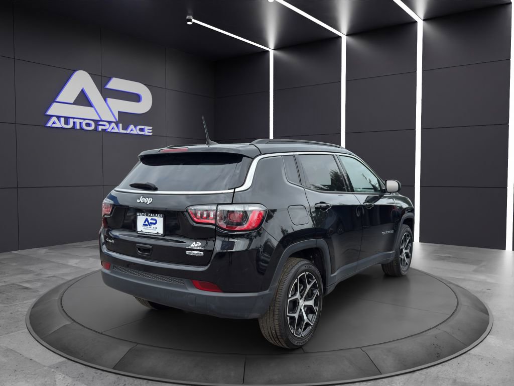 Used 2024 Jeep Compass Latitude image 6