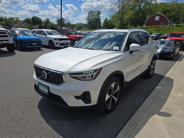 Used 2025 Volvo XC40 B5 Plus w/ Protection Package Premier AWD/4WD image 3