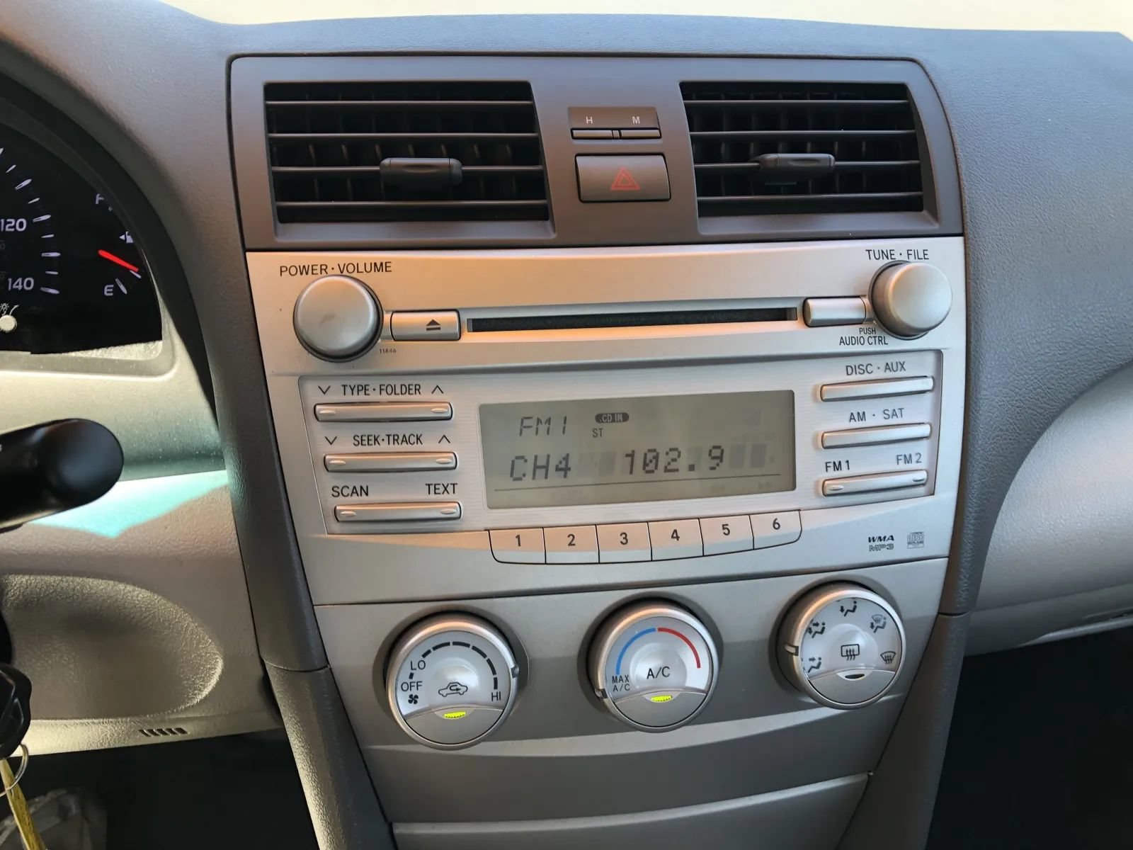 Used 2011 Toyota Camry LE FWD image 25