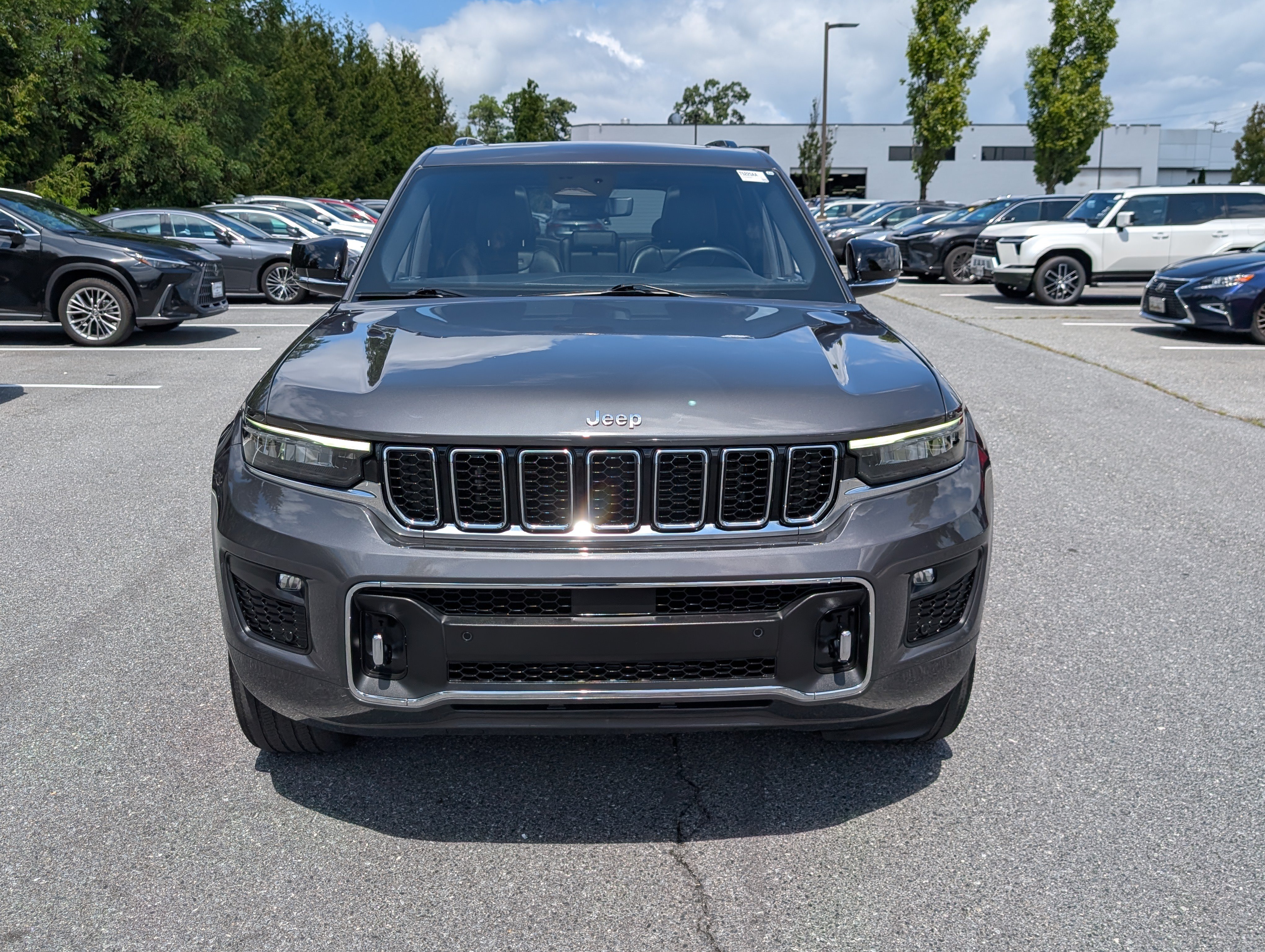 Used 2022 Jeep Grand Cherokee Overland w/ Luxury Tech Group IV AWD/4WD image 8