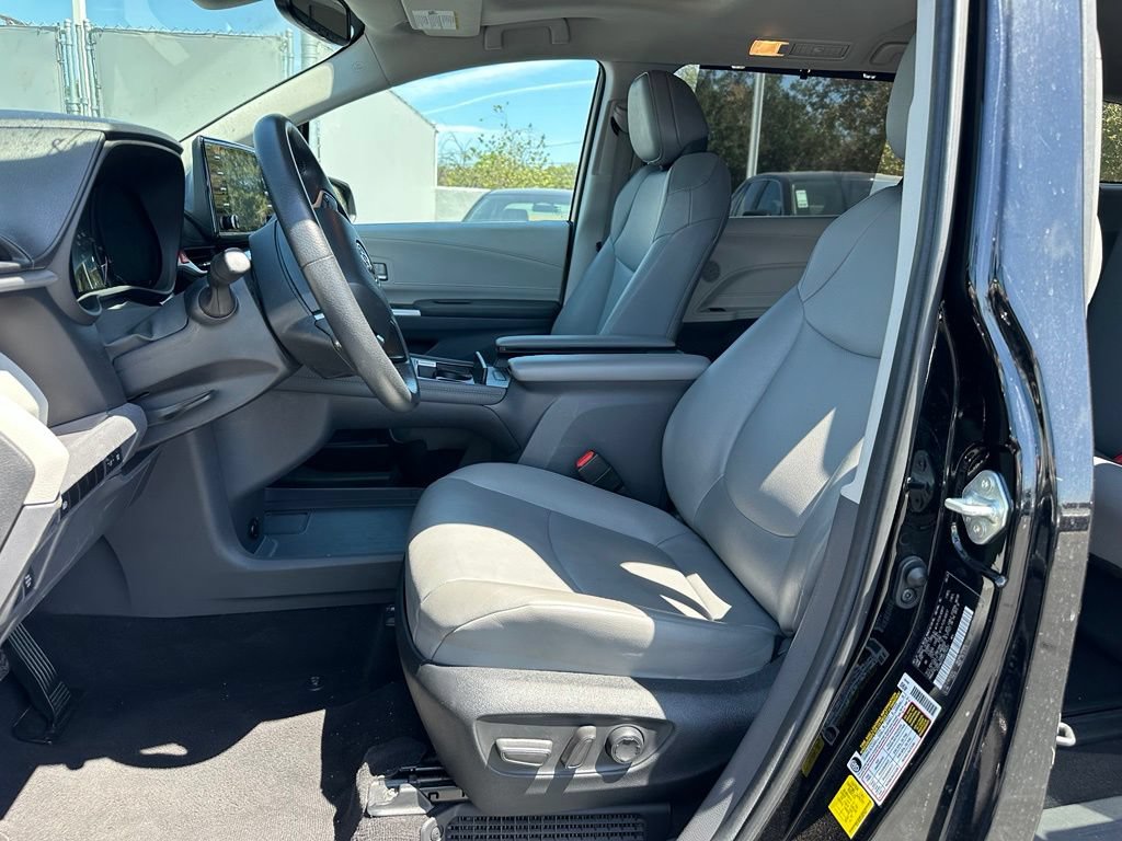 Used 2024 Toyota Sienna XLE FWD image 12