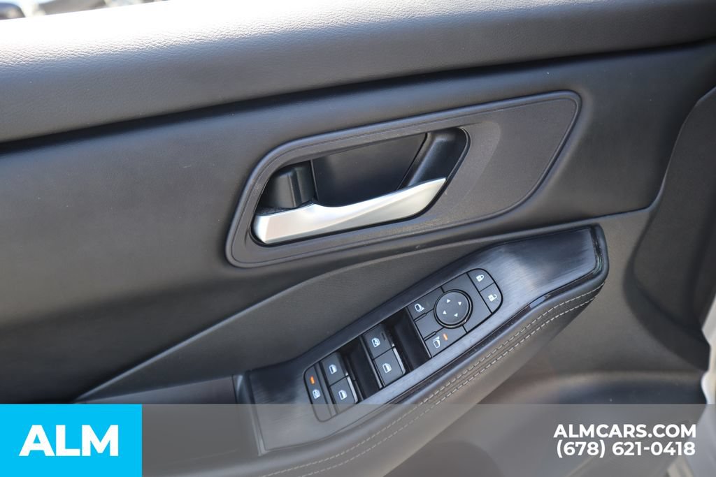 Used 2025 Nissan Rogue SV AWD/4WD image 15
