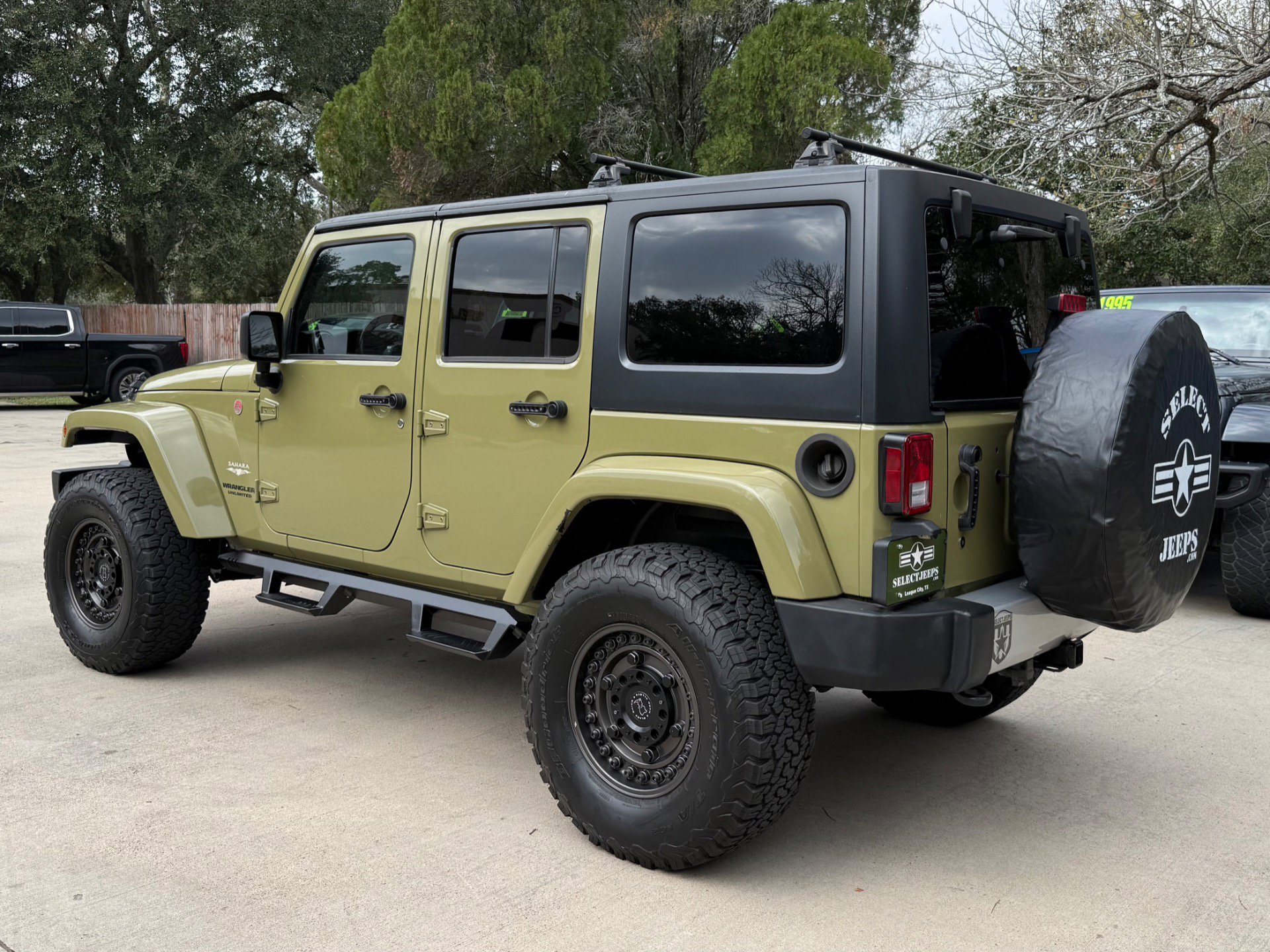 Used 2013 Jeep Wrangler Unlimited Sahara w/ Connectivity Group image 10