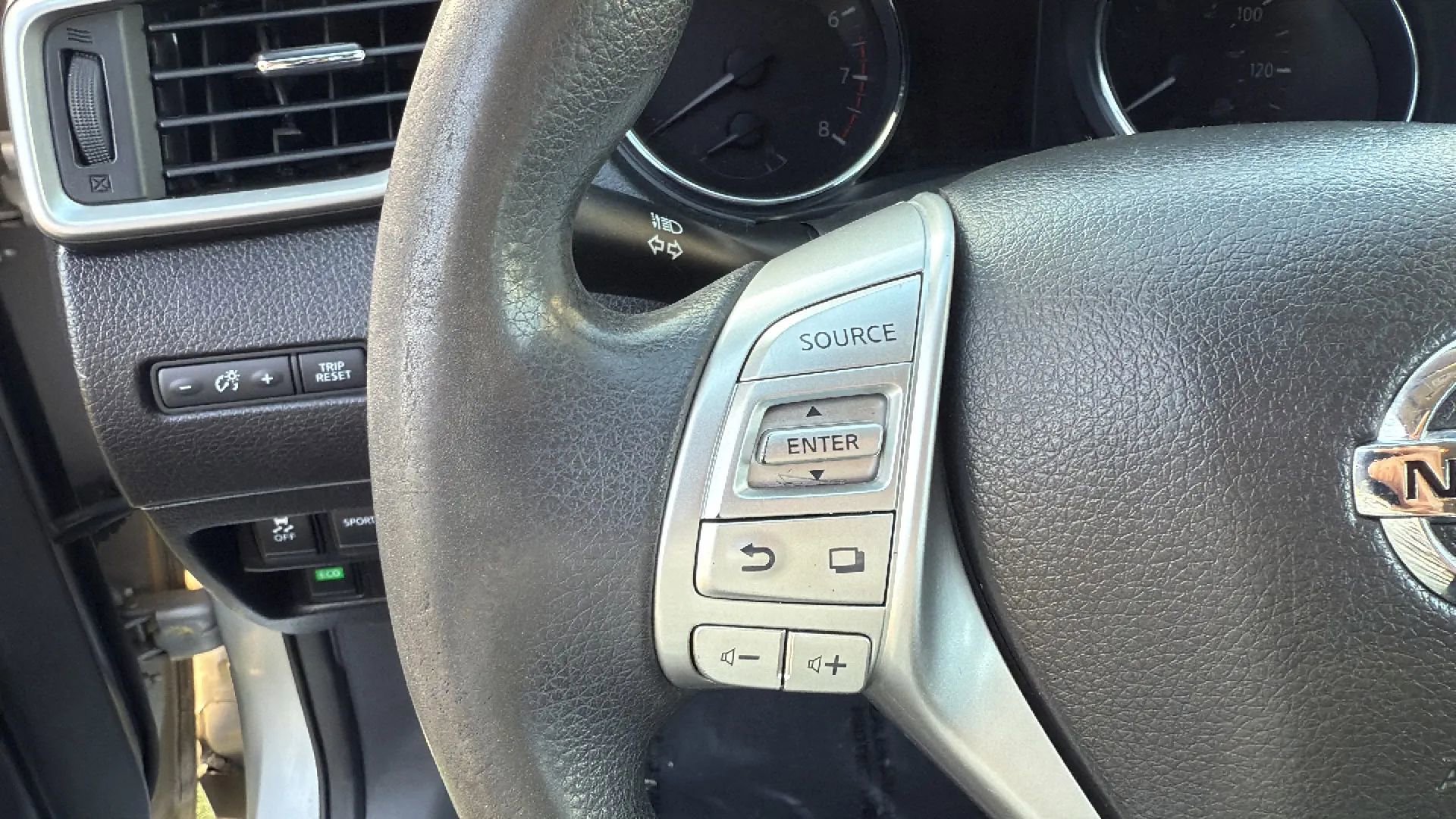 Used 2015 Nissan Rogue S image 32