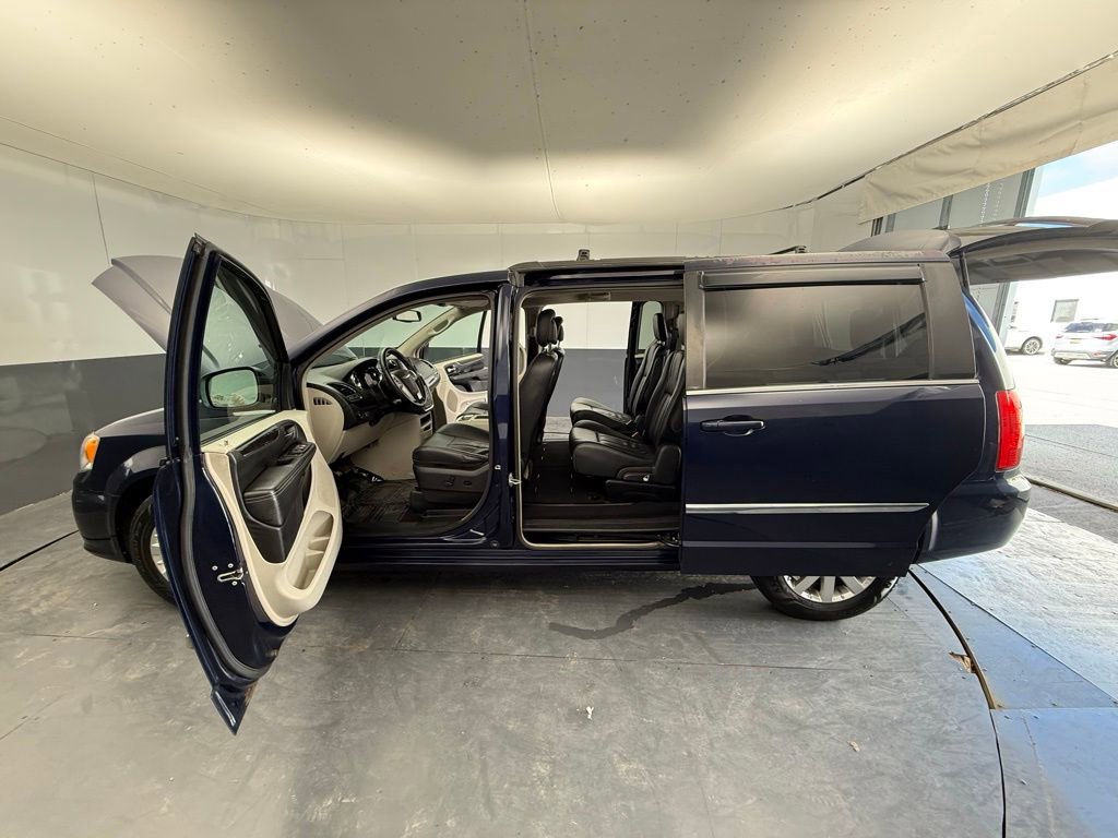 Used 2014 Chrysler Town & Country Touring image 17